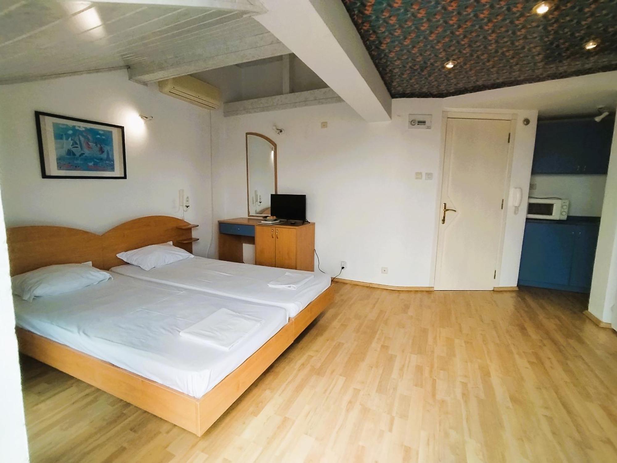 Lira Sto Apartments Поморие Экстерьер фото